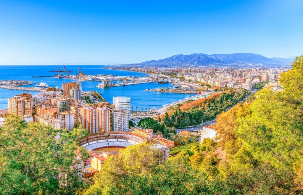 Historisk bylandskap under solskinn i vakre Malaga, Spania.
