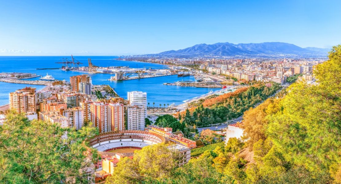 Historisk bylandskap under solskinn i vakre Malaga, Spania.