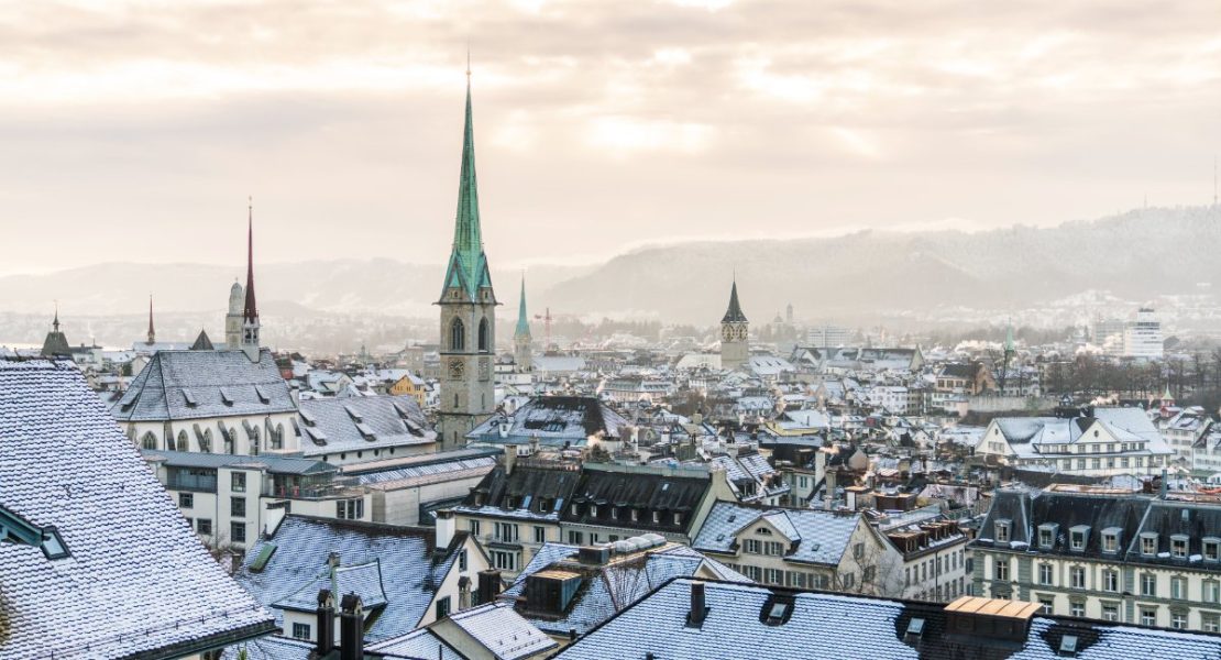Historiske Zürich under hvitt snøteppe