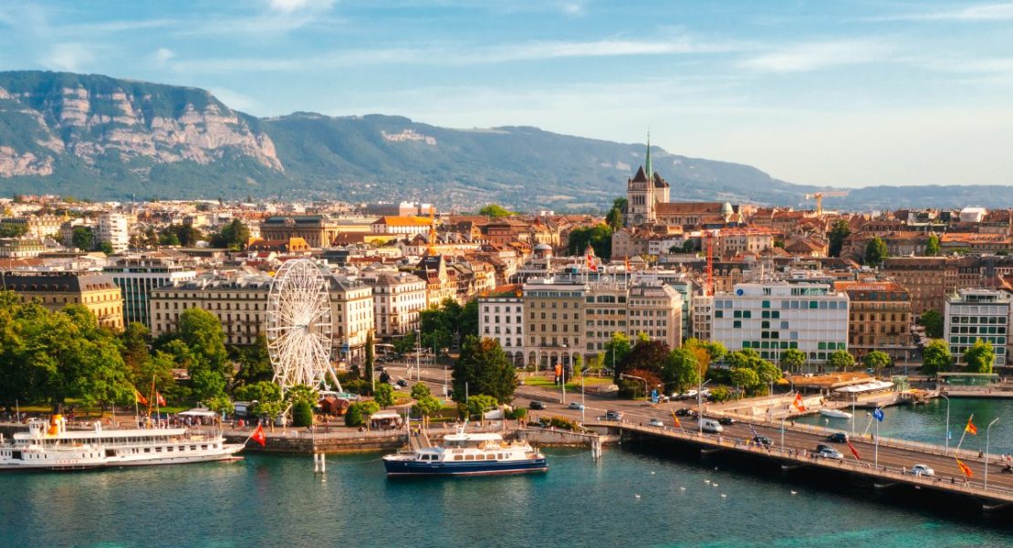 Genève by omfavnet av fjell og Genèvesjøen ovenfra.