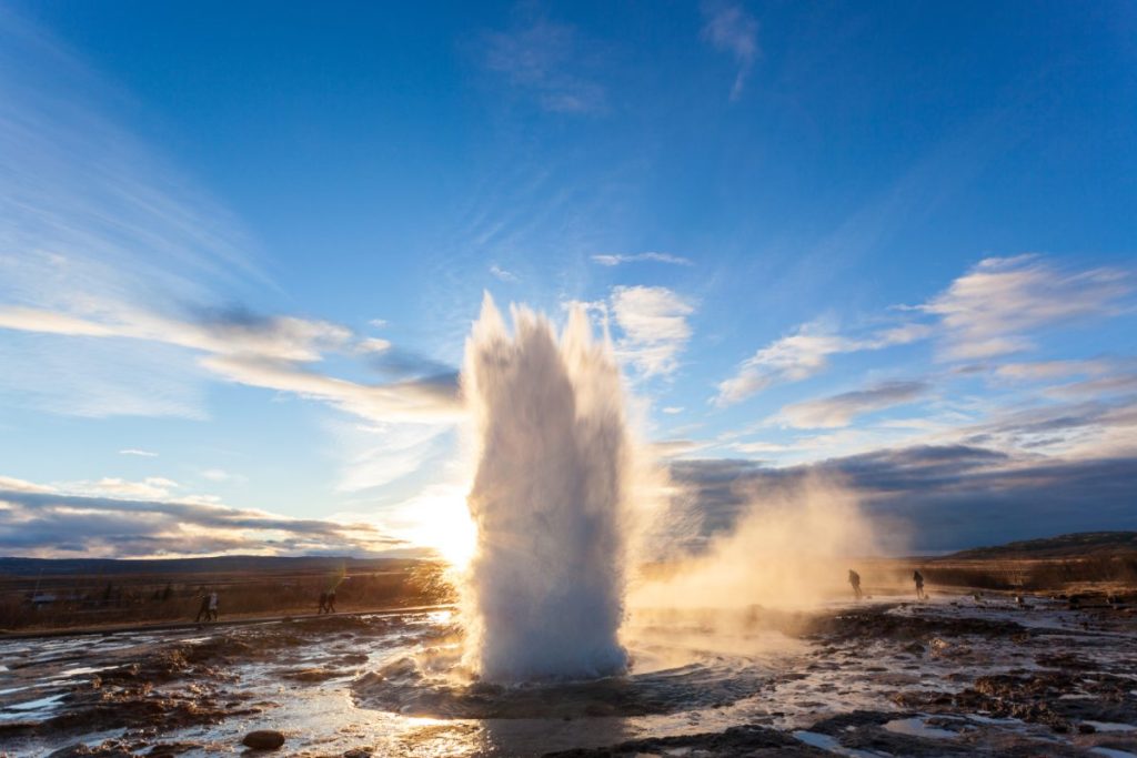 Strokkur geyser som spruter i Geysir-området, Island.