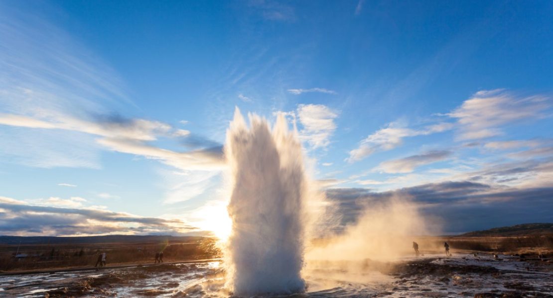 Strokkur geyser som spruter i Geysir-området, Island.