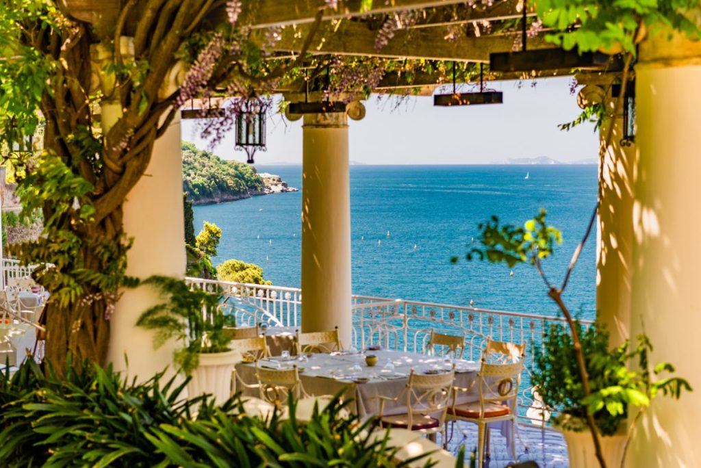 Byen Positano som henger på klippene langs Amalfikysten, Italia.