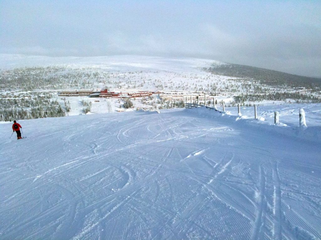 Skikjørere nyter vårskiføre på Högfjället i Sälen, Dalarna.