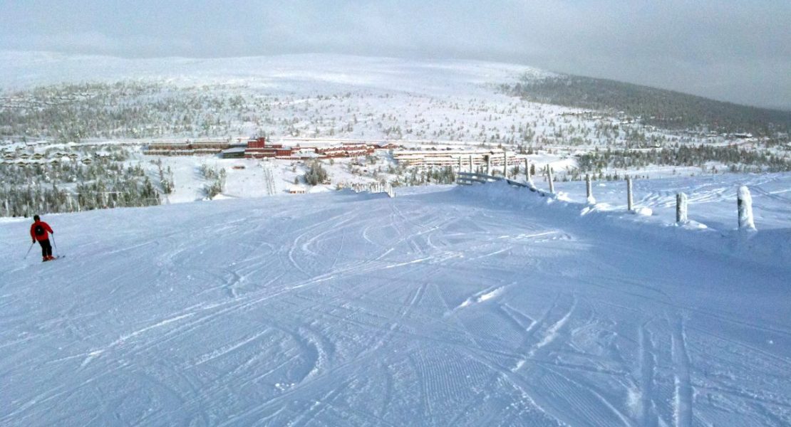 Skikjørere nyter vårskiføre på Högfjället i Sälen, Dalarna.