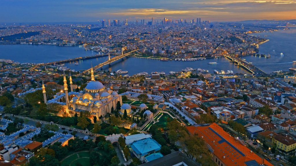 Hagia Sophia moskeen dominerer Istanbuls bysilhuett i skumringslys.