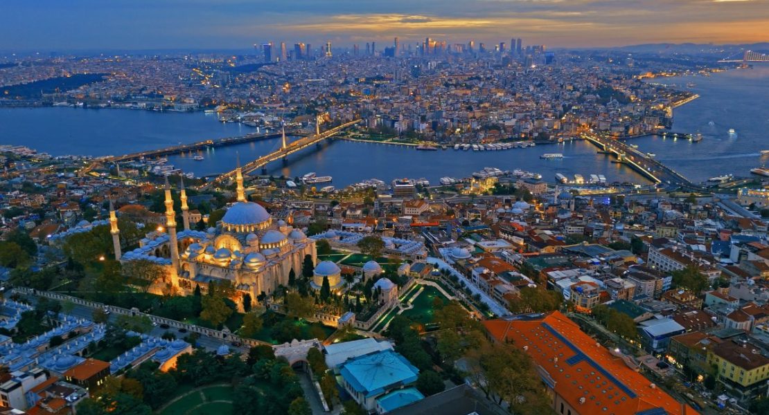 Hagia Sophia moskeen dominerer Istanbuls bysilhuett i skumringslys.