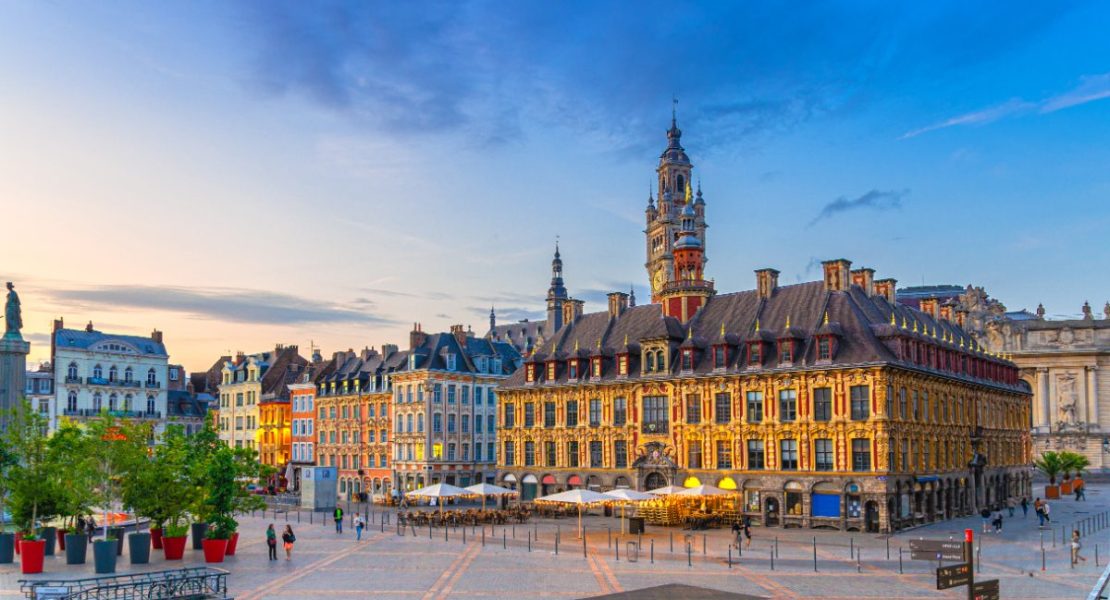 La Grand Place-torget i Lille med flamsk mannereristisk arkitektur, Nord-Frankrike.