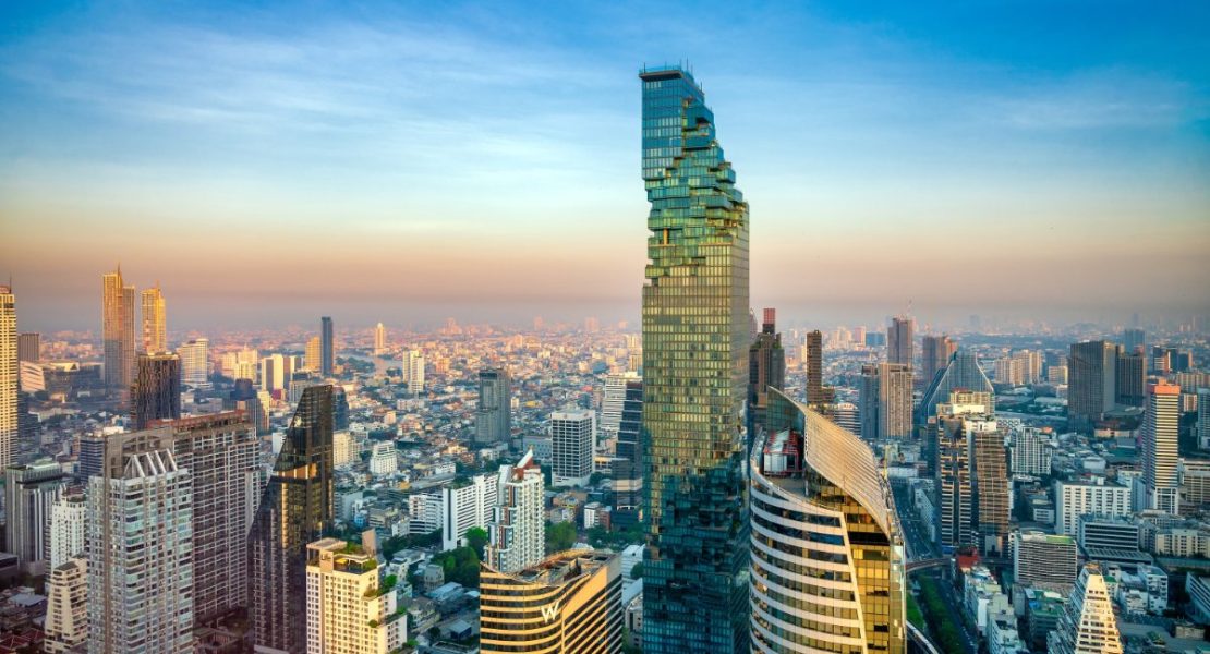Bangkok skyline med moderne skyskrapere