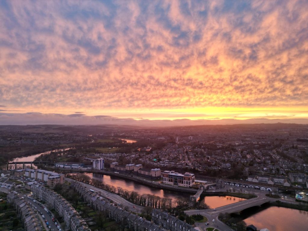 Dramatisk solnedgang med flammende himmel over Aberdeen.