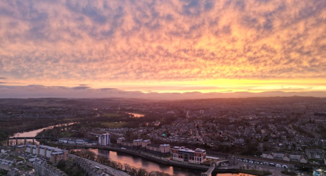 Dramatisk solnedgang med flammende himmel over Aberdeen.