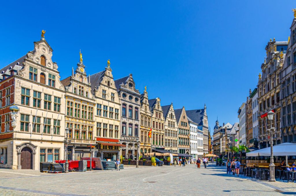 Antwerpen Grote Markt med flamske hus og restauranter