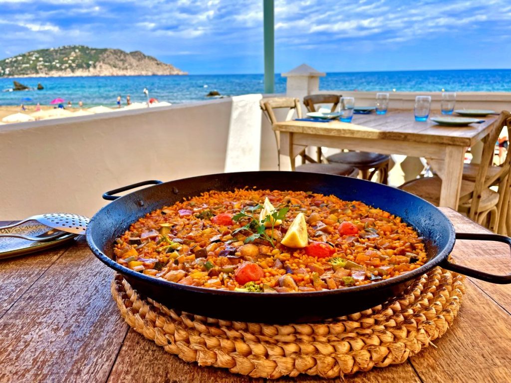 Tradisjonell spansk paella servert på ferieøya Ibiza.