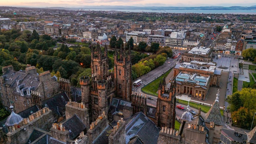 Edinburgh universitet og gamle bydel med slottet i bakgrunnen.