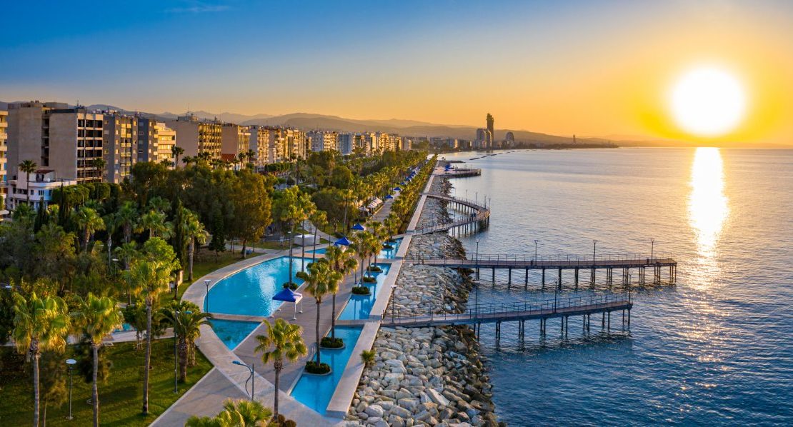 Solnedgang over Middelhavet fra Limassol, kveldspanorama på Kypros.