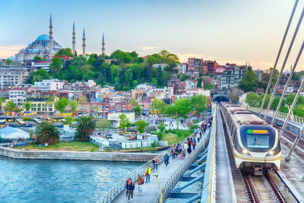Moderne Golden Horn-bro forbinder Istanbuls historiske bydeler.