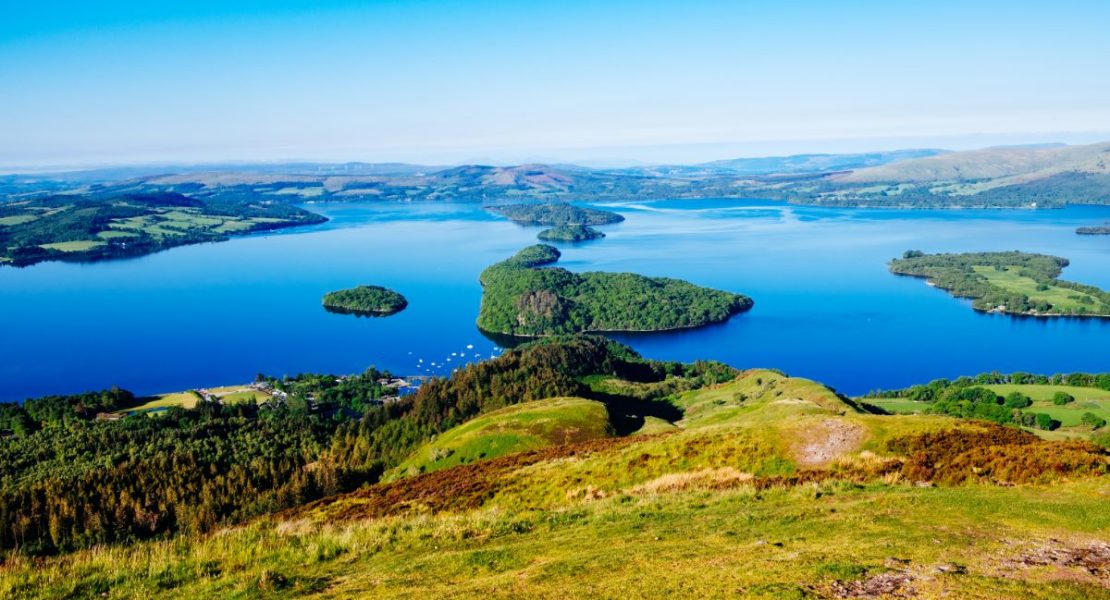 Loch Lomond strekker seg mot horisonten sett fra Conic Hill.