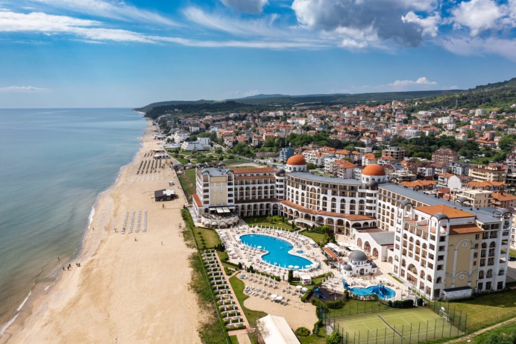 Flyfoto av sjøresorten Obzor ved Svartehavet i Bulgaria.