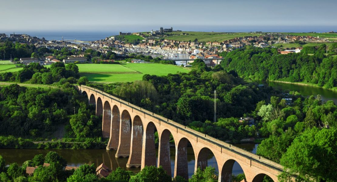 Whitby, North Yorkshire fra Larpool Viaduct på en sommerdag