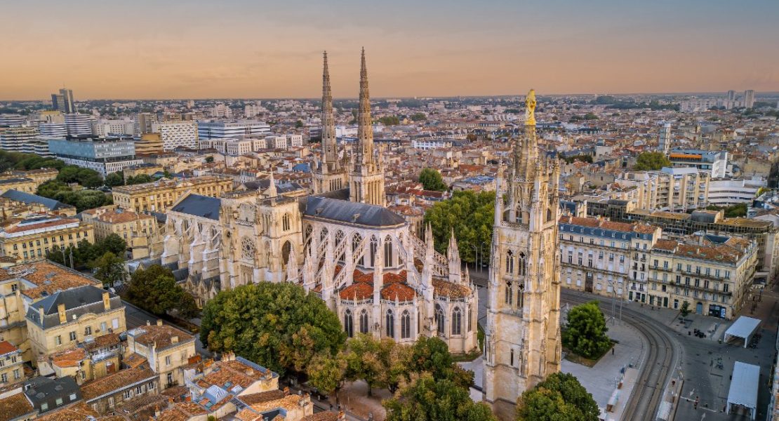 Bordeaux-katedralen og Pey Berland-tårnet ved soloppgang, Frankrike.