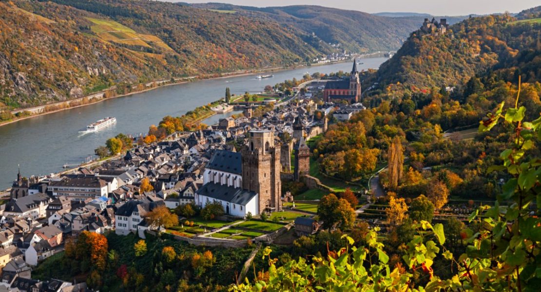 Oberwesel med vinranker og borg langs Rhinens høstlandskap.