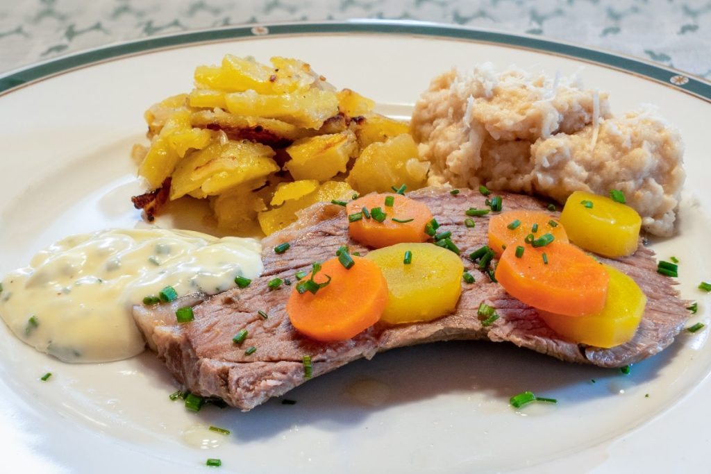 Tradisjonell Tafelspitz med rotgrønnsaker og pepperrotsaus serveres.