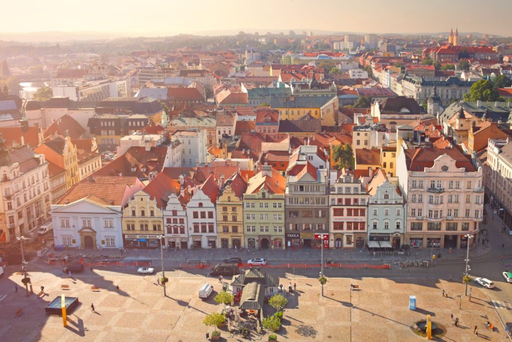 Torget i Plzen med katedral og historiske bygninger.