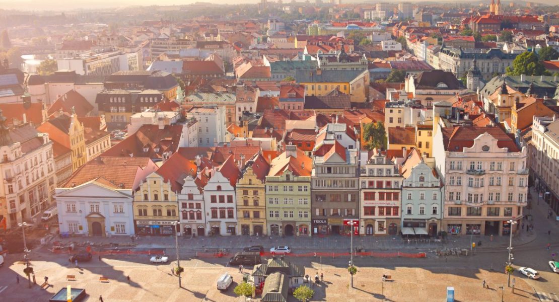 Torget i Plzen med katedral og historiske bygninger.