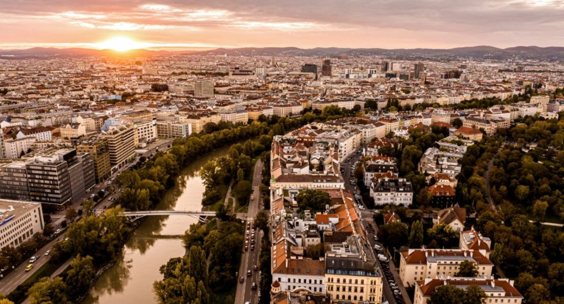 Wien med Ringstrasse og historiske bygninger fra drone i solnedgang.