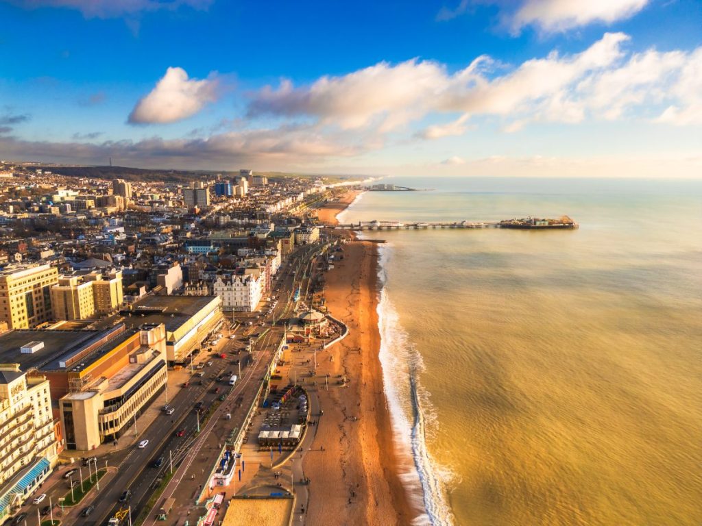 Brighton strand og Palace Pier på solskinsdag, England