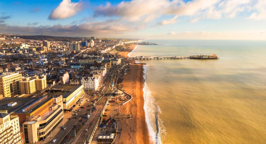 Brighton strand og Palace Pier på solskinsdag, England