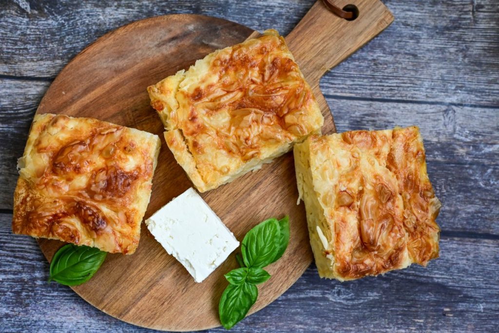 Hjemmelaget banitsa med fetaost, bulgarske bakverk.