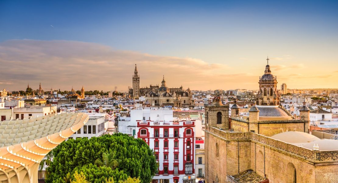 Sevilla gamleby skyline med katedralens tårn, Spania.