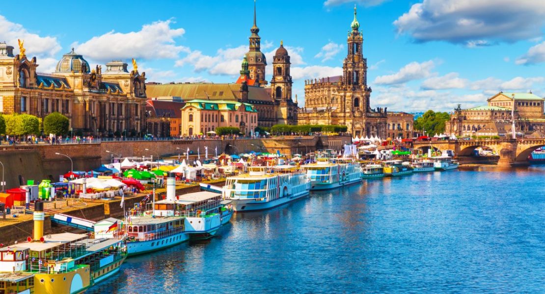Dresdens barokke bygninger langs Elben i sommersolskinn.