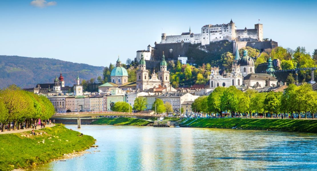 Salzburg historiske sentrum med elven Salzach i sommersol.