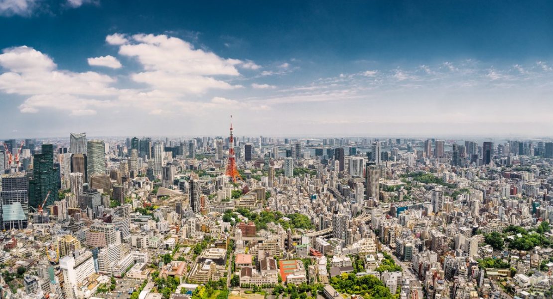 Panoramautsikt fra Roppongi Hills mot ikoniske Tokyo Tower og Tokyo Bay.