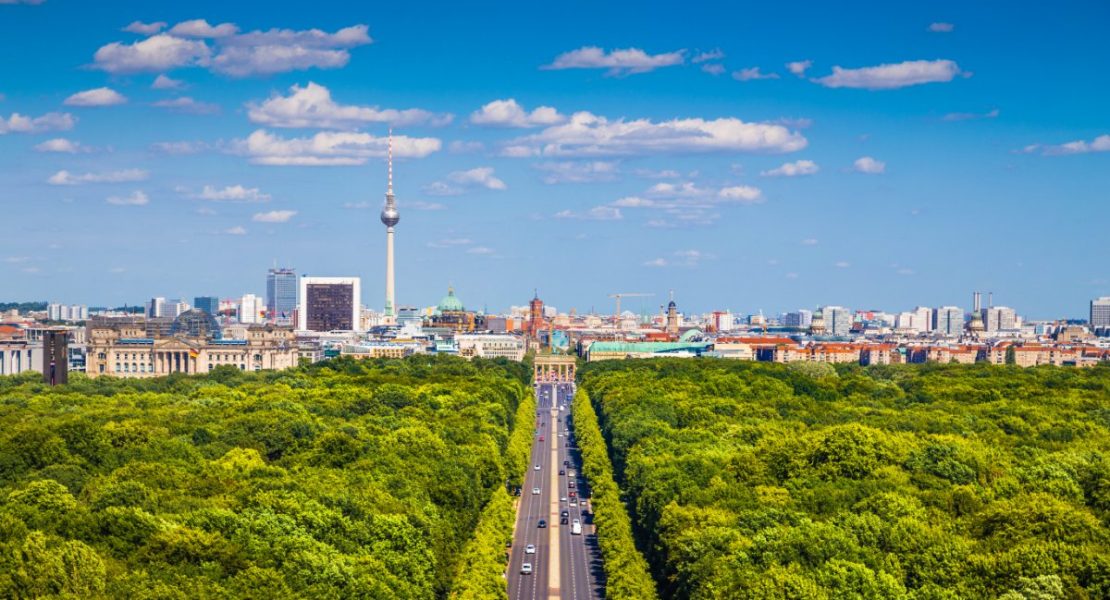Berlins skyline med grønne Tiergarten-parken i forgrunnen.