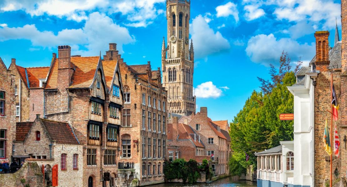 Rozenhoedkaai Brügge med Belfort-tårnet og kanalbåter