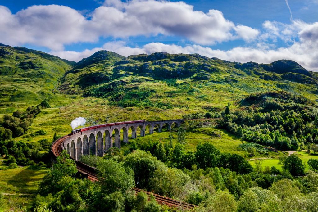 Damptog krysser ikoniske Glenfinnan-viadukten fra Harry Potter-filmene.