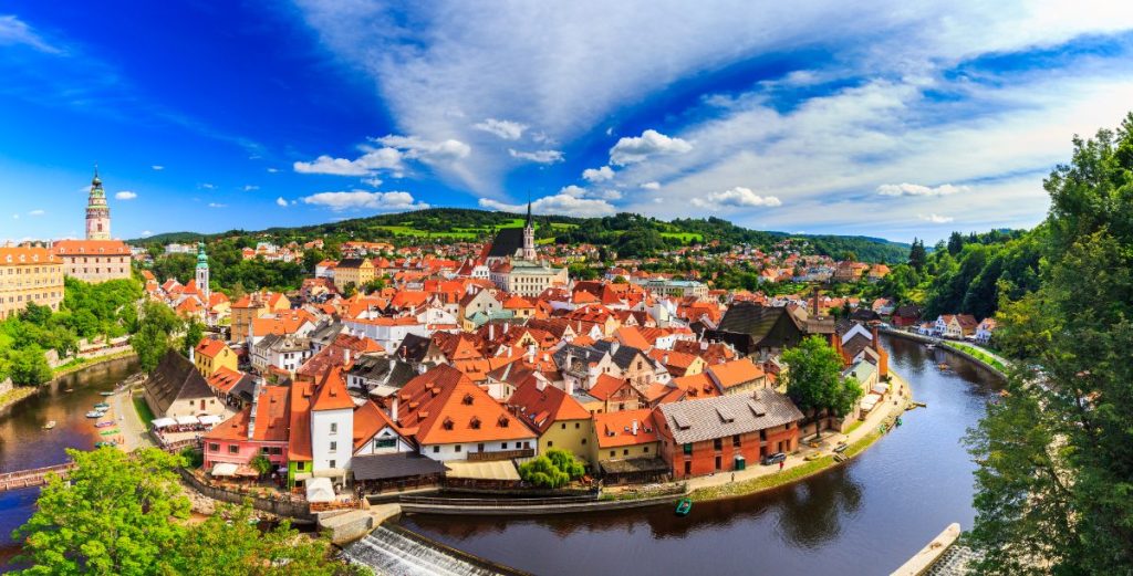 Český Krumlov med slyngete elv og rødtakket bylandskap.