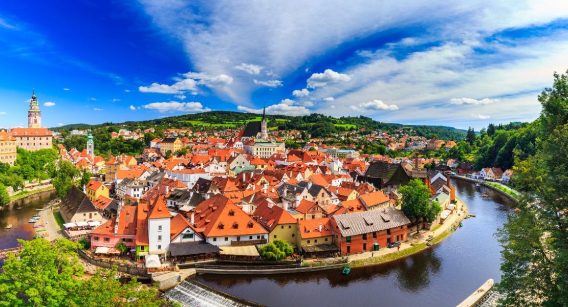 Český Krumlov med slyngete elv og rødtakket bylandskap.