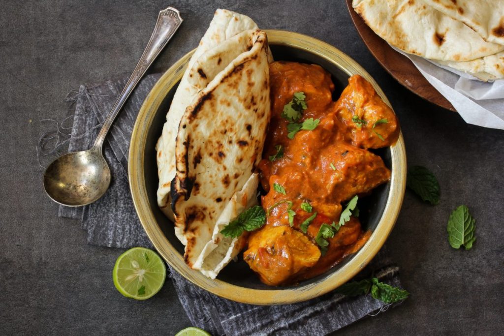 Butter chicken servert med hjemmelaget indisk naanbrød.