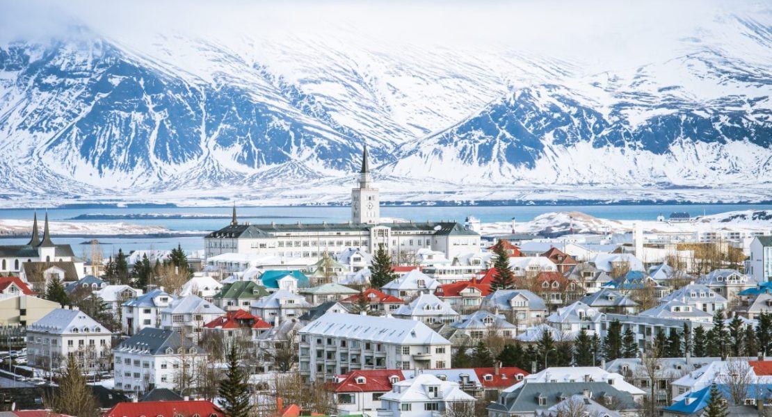 Reykjavik hovedstad med fargerike tak og fjell i bakgrunnen, Island.