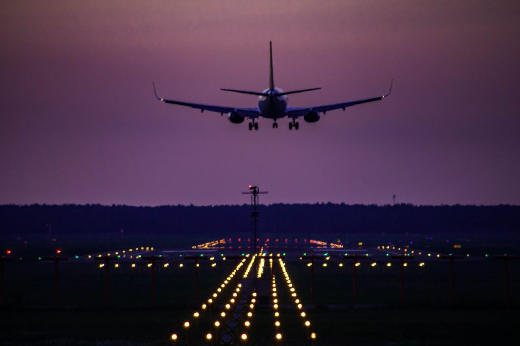 AirBaltic Boeing 737 lander på Riga internasjonale lufthavn, Latvia.