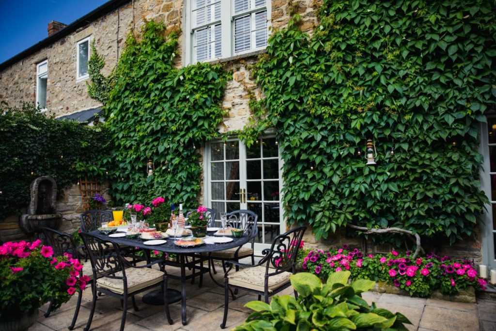 Dekt bord med utvalg av mat klar til gjestene