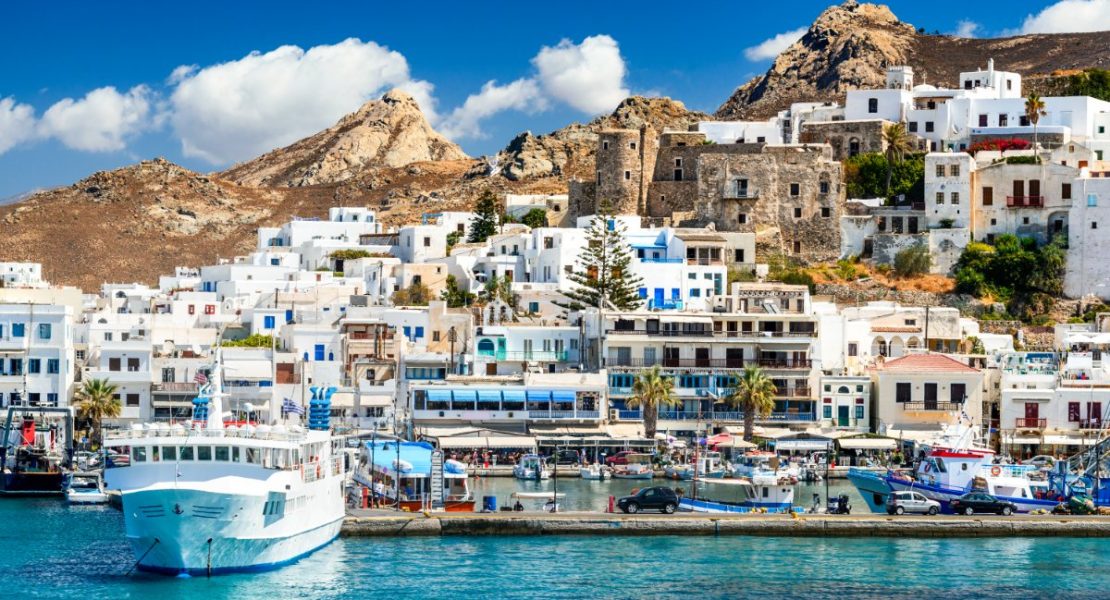 Greske øyer, utsikt over Naxos øy i Hellas.