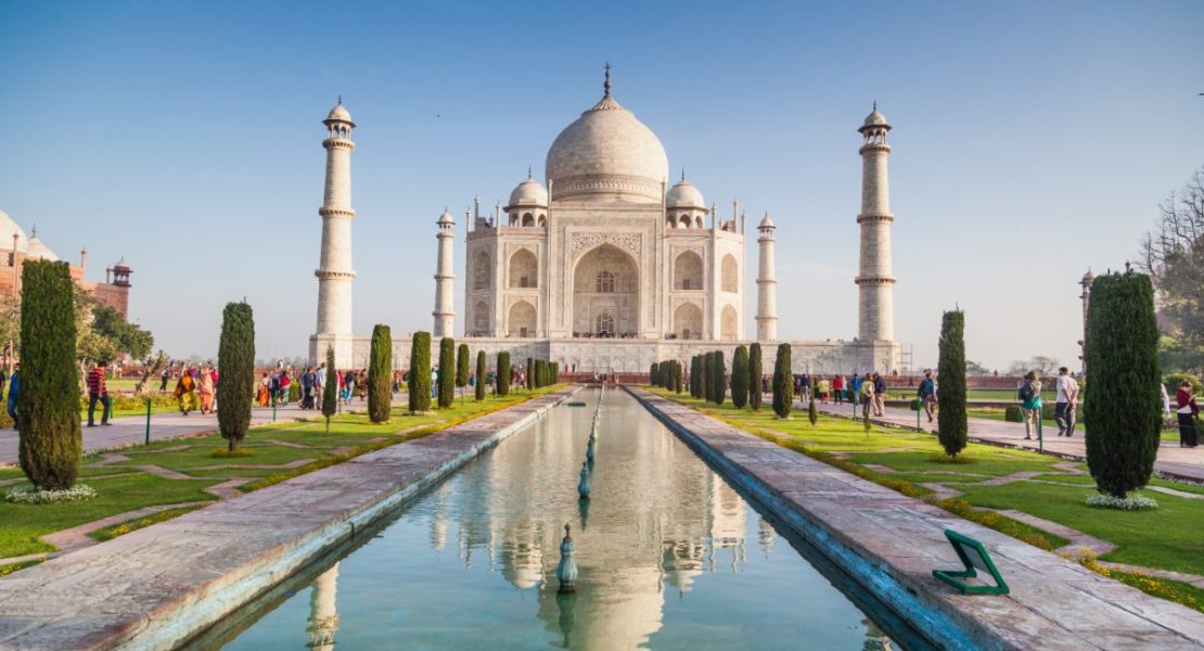 Besøkende ved det praktfulle Taj Mahal-mausoleet i Agra, India.
