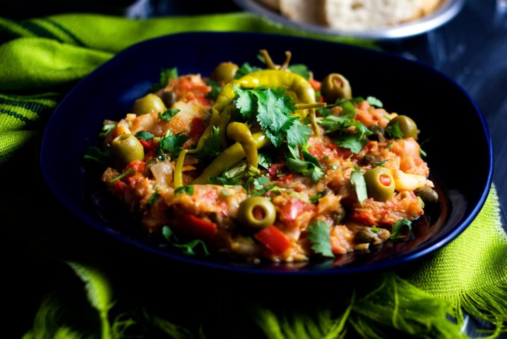 Bacalao saltet fisk i baskisk stil med oliven og paprika.