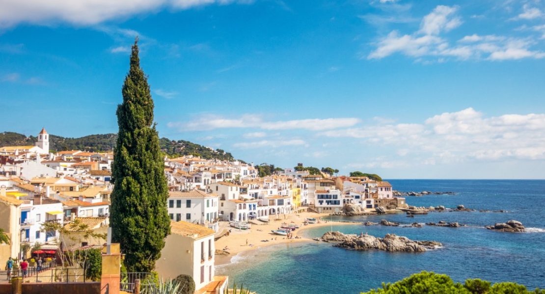 Idyllisk Costa Brava kystby i Girona-provinsen, Catalonia Spania.