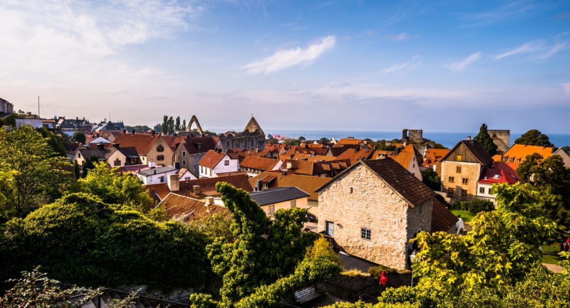 Middelalderby Visby med ringmur og tårn på Gotland.